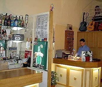 Les Chansonniers מלון 3*