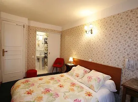 Отель Les Chansonniers 3*