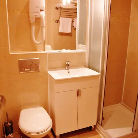 Otel Les Chansonniers Paris